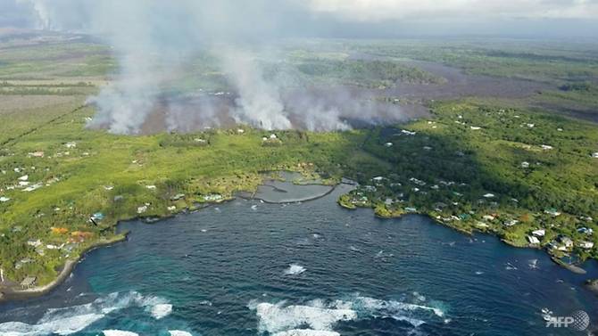"Bom Lava" Dari Gunung Berapi Hawaii Menghantam Kapal