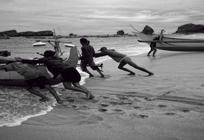Melepas Sauh, Merekam Rindu di Tanjung Papuma