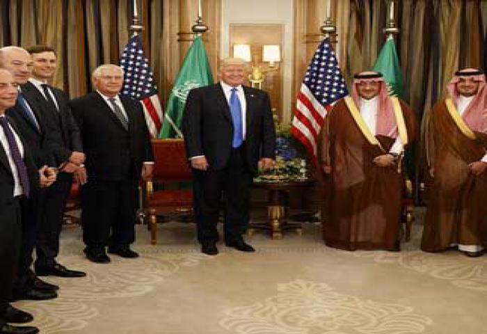 Donald Trump Main Pedang di Saudi