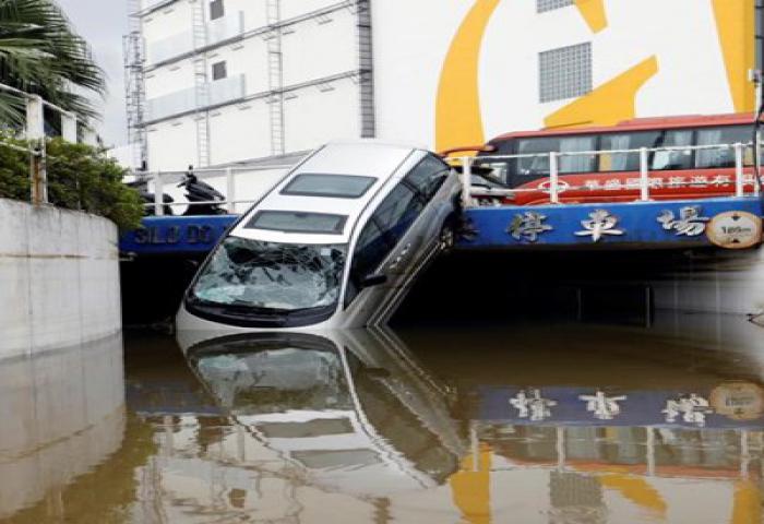 Dasyatnya Topan Hato Tenggelamkan Mobil