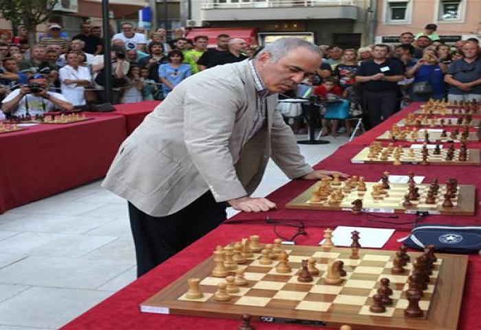Kasparov Tanding Catur Lawan 16 Orang Sekaligus!