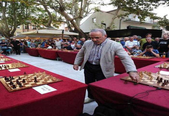 Kasparov Tanding Catur Lawan 16 Orang Sekaligus!