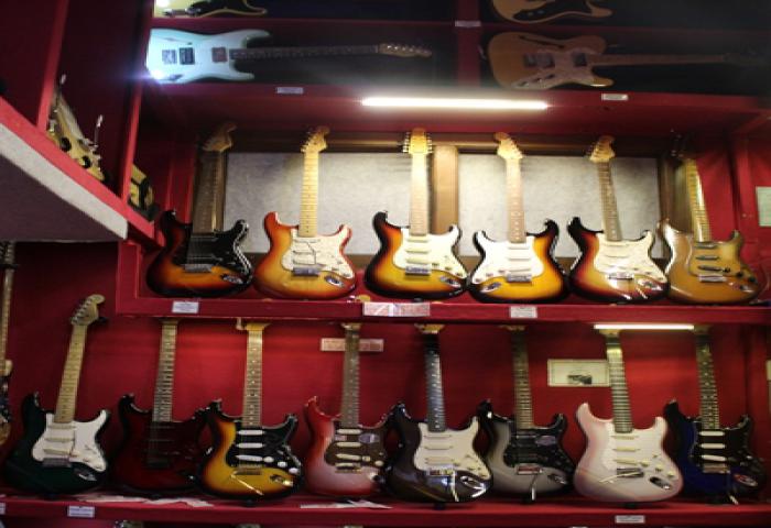 Kolektor Ratusan Gitar Fender Satu-satunya di Indonesia