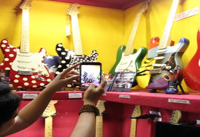 Kolektor Ratusan Gitar Fender Satu-satunya di Indonesia