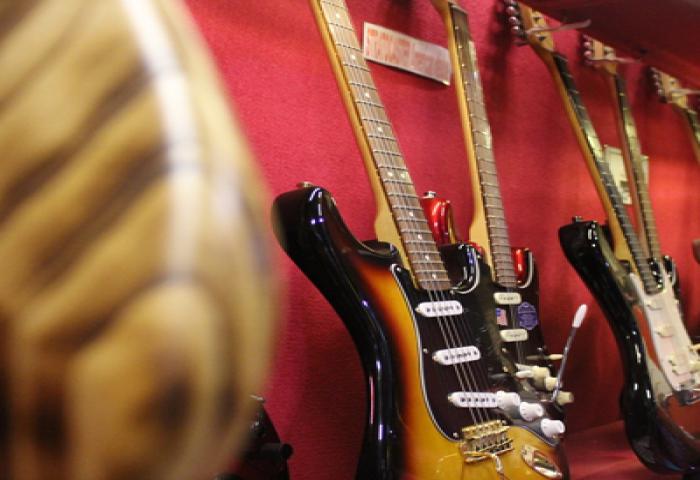 Kolektor Ratusan Gitar Fender Satu-satunya di Indonesia