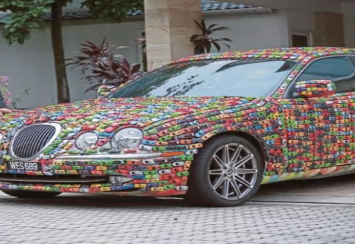 Pengusaha Ini Lapisi Cat Mobil Jaguarnya Dengan Mobil Mainan