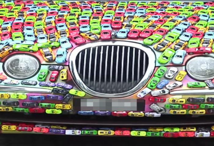 Pengusaha Ini Lapisi Cat Mobil Jaguarnya Dengan Mobil Mainan