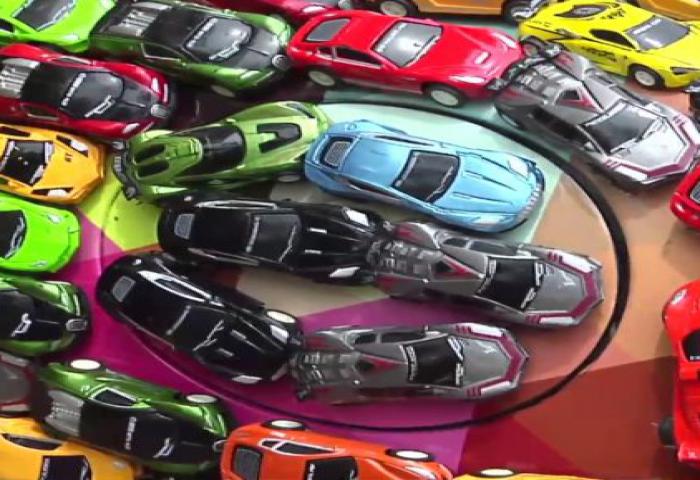 Pengusaha Ini Lapisi Cat Mobil Jaguarnya Dengan Mobil Mainan