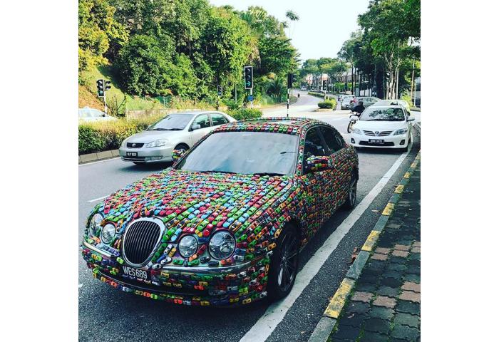 Pengusaha Ini Lapisi Cat Mobil Jaguarnya Dengan Mobil Mainan