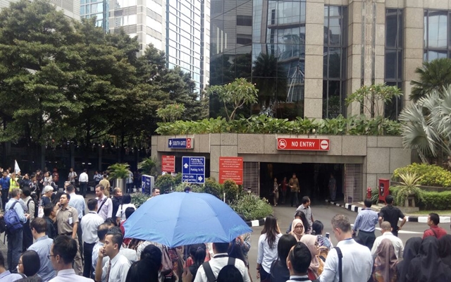 Suasana di BEI Pasca Selasar Atap Tower II Roboh