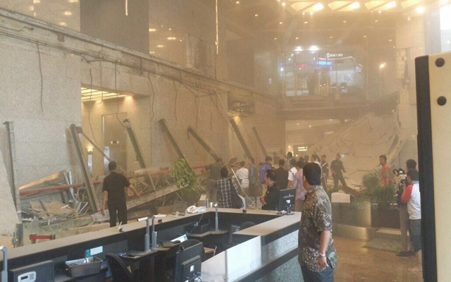 Suasana di BEI Pasca Selasar Atap Tower II Roboh