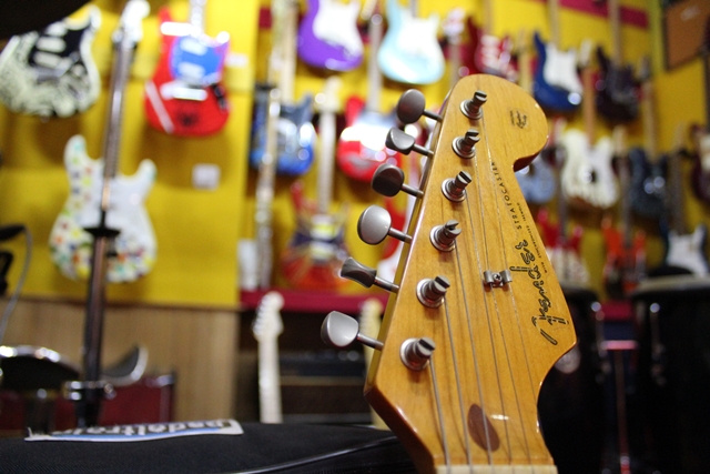 Pria Ratusan Gitar Fender