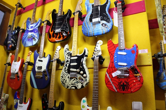 Pria Ratusan Gitar Fender