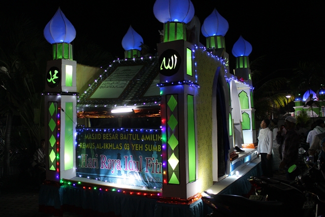 Pawai Warna Warni Malam Takbiran