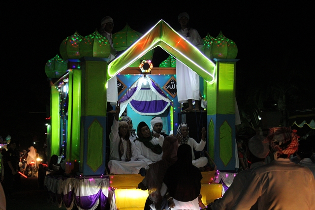 Pawai Warna Warni Malam Takbiran