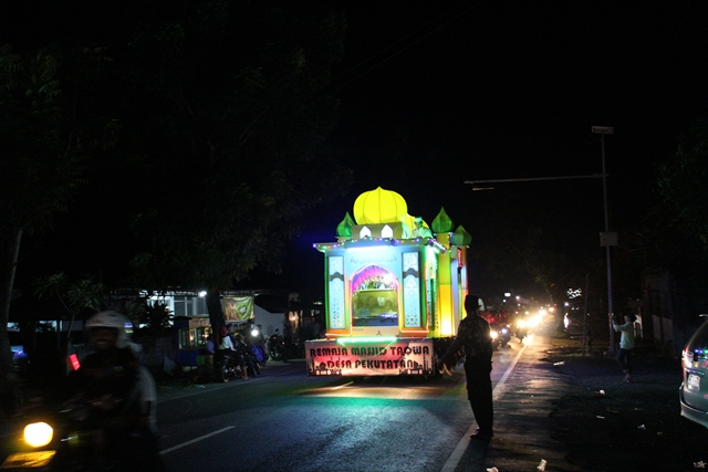Pawai Warna Warni Malam Takbiran