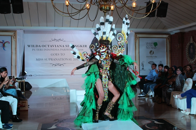 Wilda Dalam Balutan Kostum Nasional khas Dayak