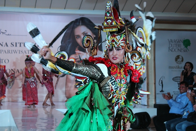 Wilda Dalam Balutan Kostum Nasional khas Dayak