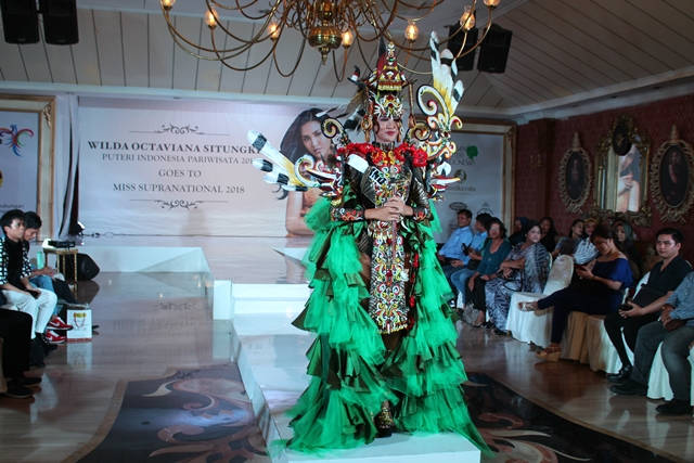 Wilda Dalam Balutan Kostum Nasional khas Dayak