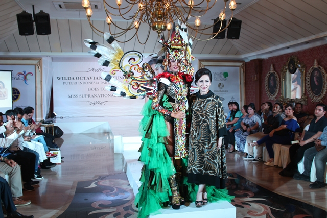 Wilda Dalam Balutan Kostum Nasional khas Dayak