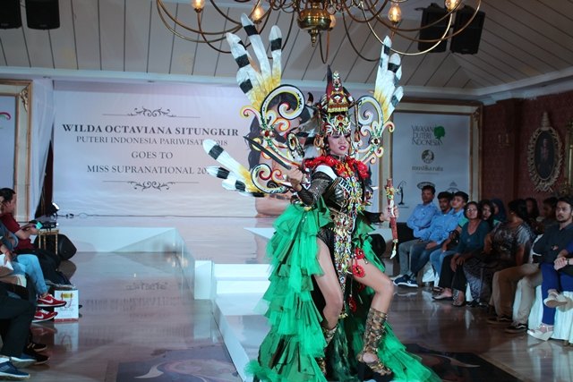 Wilda Dalam Balutan Kostum Nasional khas Dayak