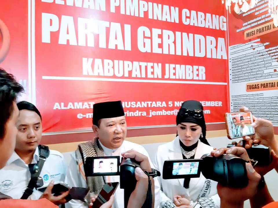 Hendy Siswanto Mengembalikan Berkas Pendaftaran ke DPC Partai Gerindra