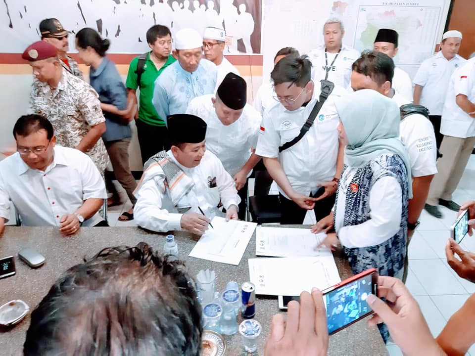 Hendy Siswanto Mengembalikan Berkas Pendaftaran ke DPC Partai Gerindra
