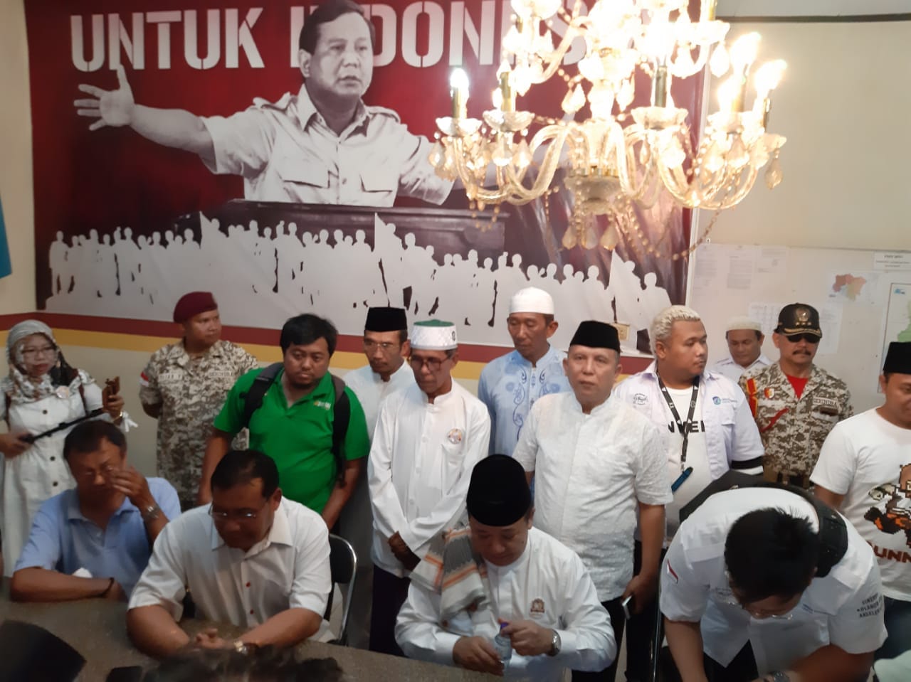 Hendy Siswanto Mengembalikan Berkas Pendaftaran ke DPC Partai Gerindra