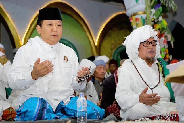 H Hendy Siswanto Khusyu dalam Doa & Dzikir Manaqib Syaikh Abdul Kadir di Ponpes Al Qodiri, Jember