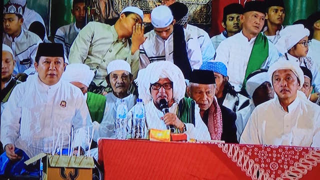 H Hendy Siswanto Khusyu dalam Doa & Dzikir Manaqib Syaikh Abdul Kadir di Ponpes Al Qodiri, Jember