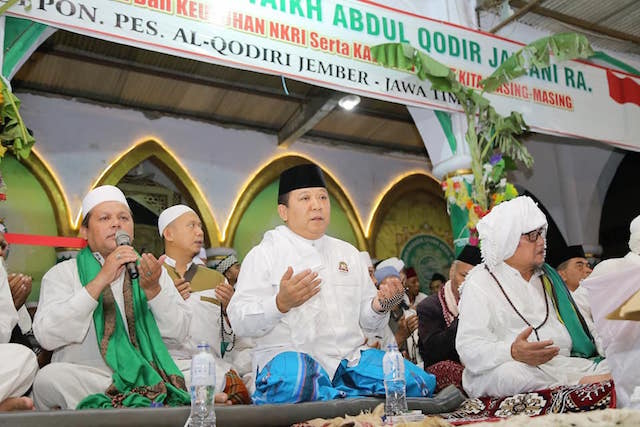 H Hendy Siswanto Khusyu dalam Doa & Dzikir Manaqib Syaikh Abdul Kadir di Ponpes Al Qodiri, Jember