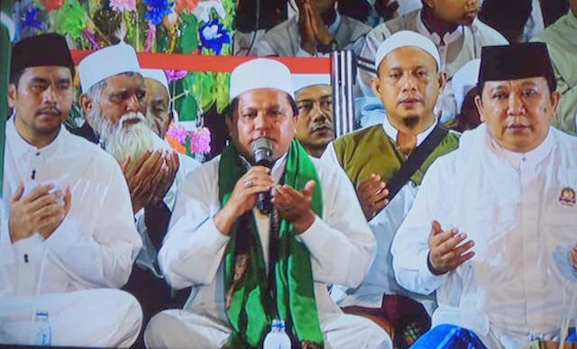 H Hendy Siswanto Khusyu dalam Doa & Dzikir Manaqib Syaikh Abdul Kadir di Ponpes Al Qodiri, Jember