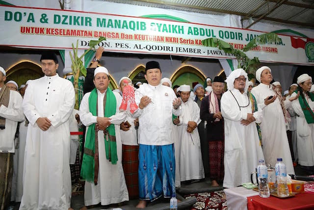 H Hendy Siswanto Khusyu dalam Doa & Dzikir Manaqib Syaikh Abdul Kadir di Ponpes Al Qodiri, Jember