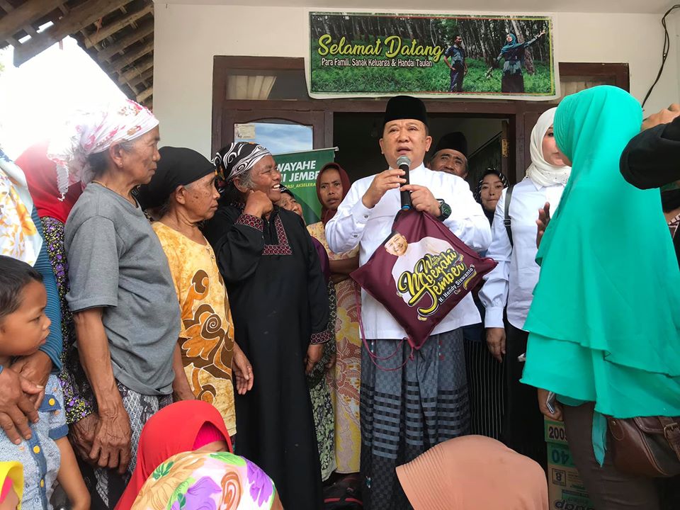 Hendy Siswanto Memberikan Bantuan Ke Masyarakat Terdampak Banjir Bandang di Jember  