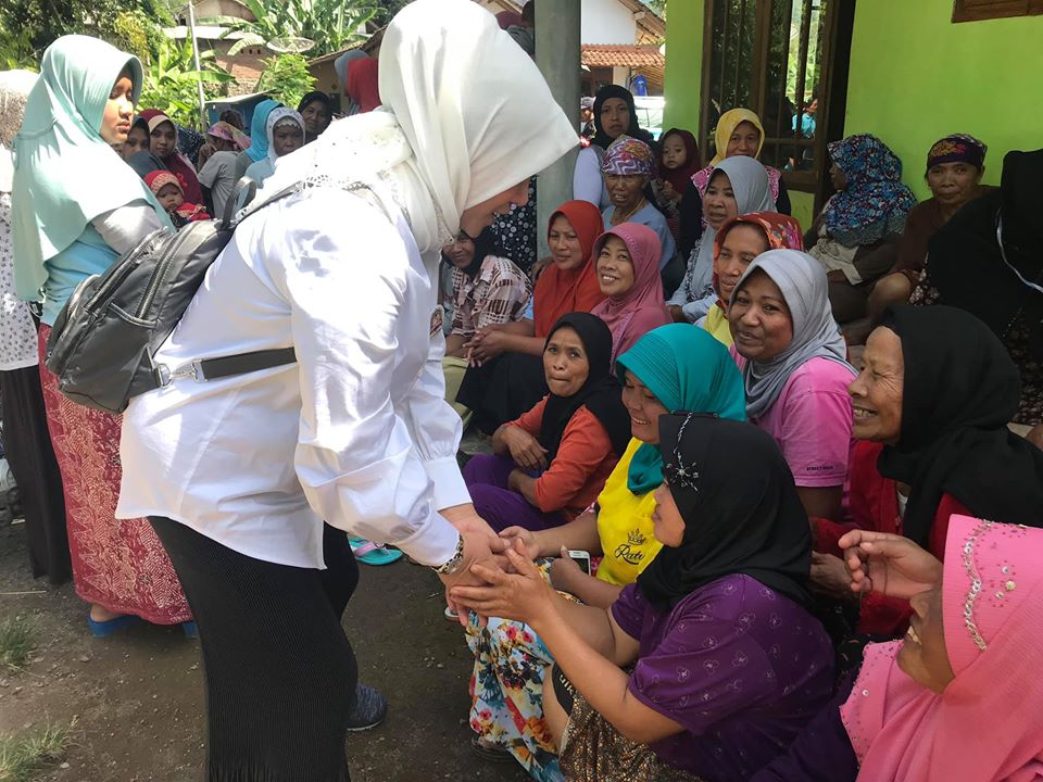 Hendy Siswanto Memberikan Bantuan Ke Masyarakat Terdampak Banjir Bandang di Jember  