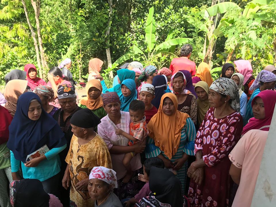Hendy Siswanto Memberikan Bantuan Ke Masyarakat Terdampak Banjir Bandang di Jember  