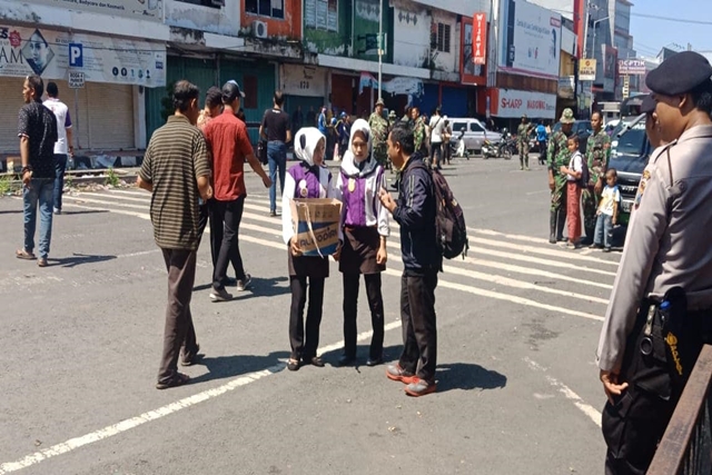 Hendy Siswanto Gerakkan Tim HSC dan Rien Collection Bantu Pekerja Pembersihan di Lokasi Ambruknya Ruko