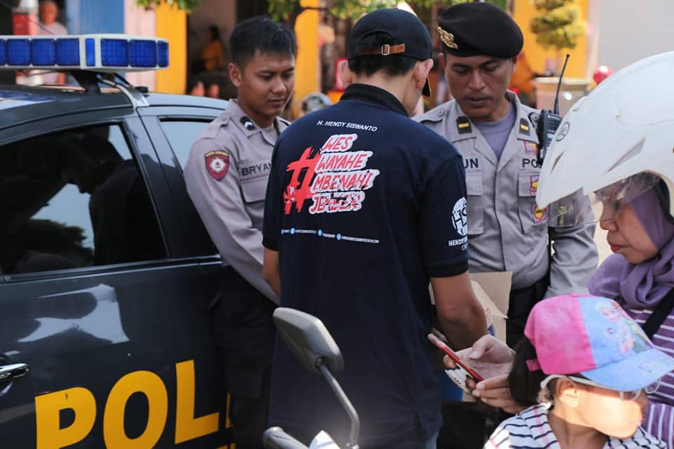 Hendy Siswanto Gerakkan Tim HSC dan Rien Collection Bantu Pekerja Pembersihan di Lokasi Ambruknya Ruko