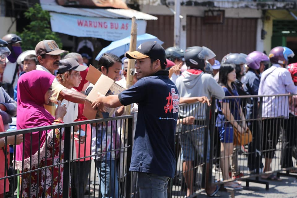 Hendy Siswanto Gerakkan Tim HSC dan Rien Collection Bantu Pekerja Pembersihan di Lokasi Ambruknya Ruko
