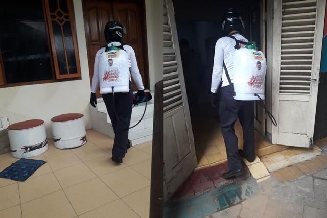 Tim H Hendy Siswanto Melakukan Penyemprotan Disinfektan ke Rumah Warga di Jember
