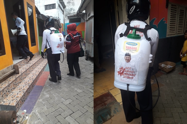 Tim H Hendy Siswanto Melakukan Penyemprotan Disinfektan ke Rumah Warga di Jember