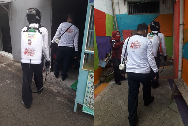 Tim H Hendy Siswanto Melakukan Penyemprotan Disinfektan ke Rumah Warga di Jember
