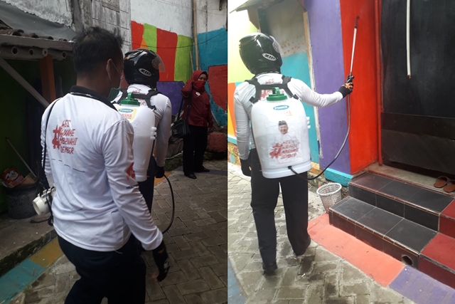 Tim H Hendy Siswanto Melakukan Penyemprotan Disinfektan ke Rumah Warga di Jember