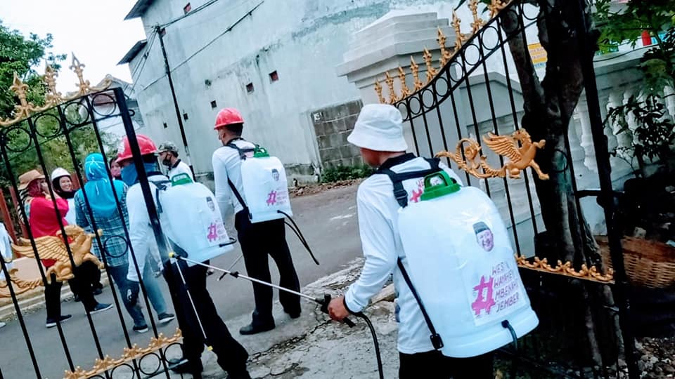 Penyemprotan Disinfektan di Tegalboto Jember oleh Tim H Hendy Siswanto dan Karyawan Rien Collection 