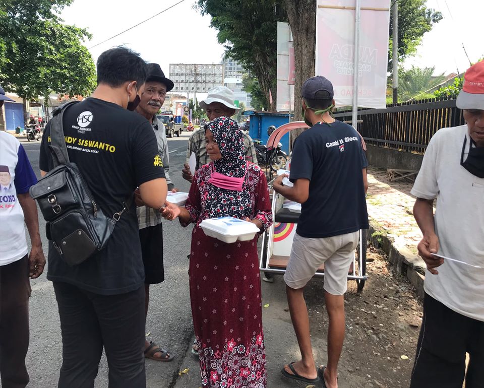 Jumat Berkah, Tim Hendy Siswanto Center Berbagi dengan Para Pekerja Upah Harian di Jember