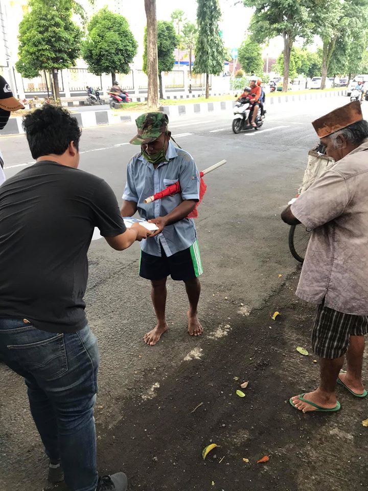 Jumat Berkah, Tim Hendy Siswanto Center Berbagi dengan Para Pekerja Upah Harian di Jember