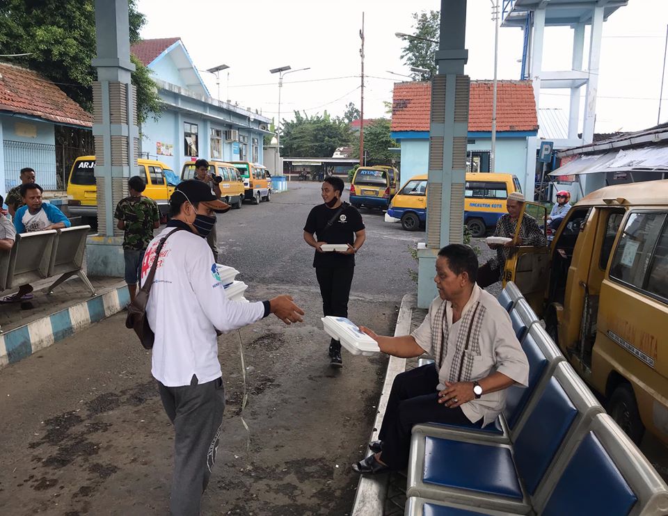 Jumat Berkah, Tim Hendy Siswanto Center Berbagi dengan Para Pekerja Upah Harian di Jember