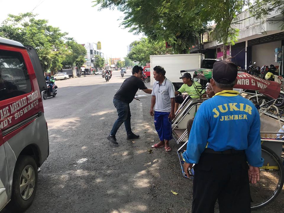 Jumat Berkah, Tim Hendy Siswanto Center Berbagi dengan Para Pekerja Upah Harian di Jember