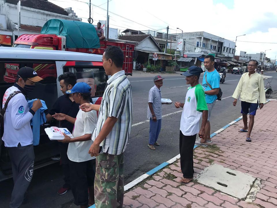 Jumat Berkah, Tim Hendy Siswanto Center Berbagi dengan Para Pekerja Upah Harian di Jember