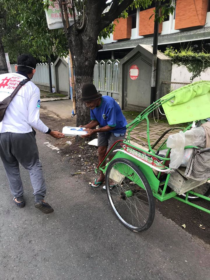 Jumat Berkah, Tim Hendy Siswanto Center Berbagi dengan Para Pekerja Upah Harian di Jember
